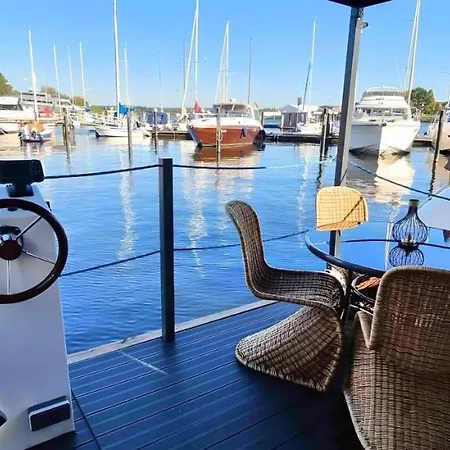 Hausboot Ahoy Masal بوتيل *
