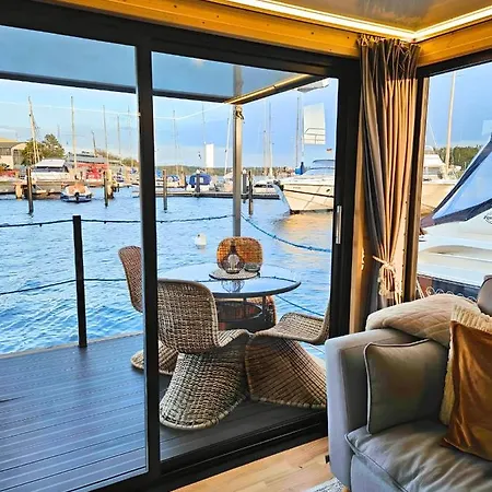 Hausboot Ahoy Masal * لوبيك