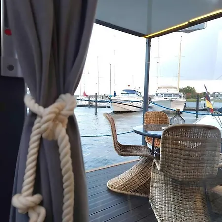 Hausboot Ahoy Masal بوتيل *