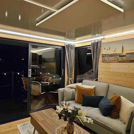 بوتيل Hausboot Ahoy Masal لوبيك