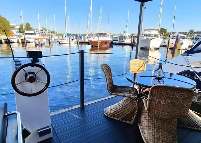 Hausboot Ahoy Masal Bådhotel *