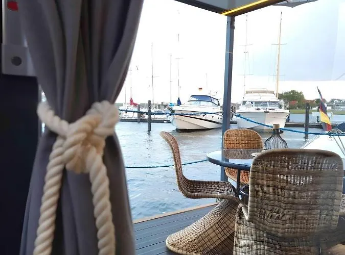 Hausboot Ahoy Masal Bådhotel *